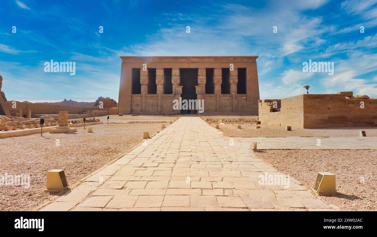 Immagine a fuoco morbido del Tempio di Dendera con teste di Hathor che sovrastano le colonne in un luminoso pomeriggio di sole dedicato alla dea Hathor completato nell'era tolemaica vicino alla città di Abido, in Egitto Foto Stock