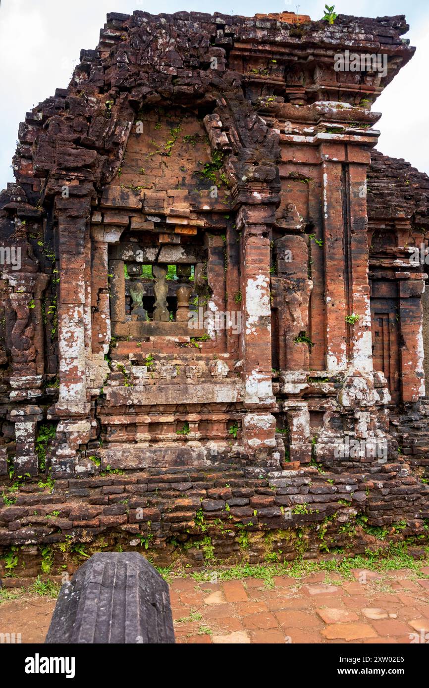 Le sculture decorative tagliano i mattoni al santuario di mio figlio, in Vietnam. Foto Stock