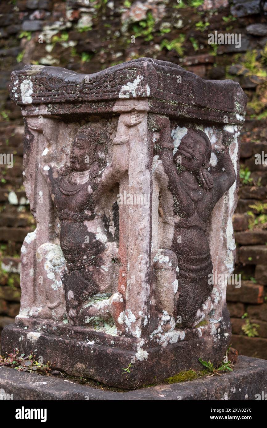 Un esempio di una delle decorazioni a piedistallo nello storico complesso del tempio del santuario di My Son. Situato vicino a Hoi An, Vietnam. Foto Stock