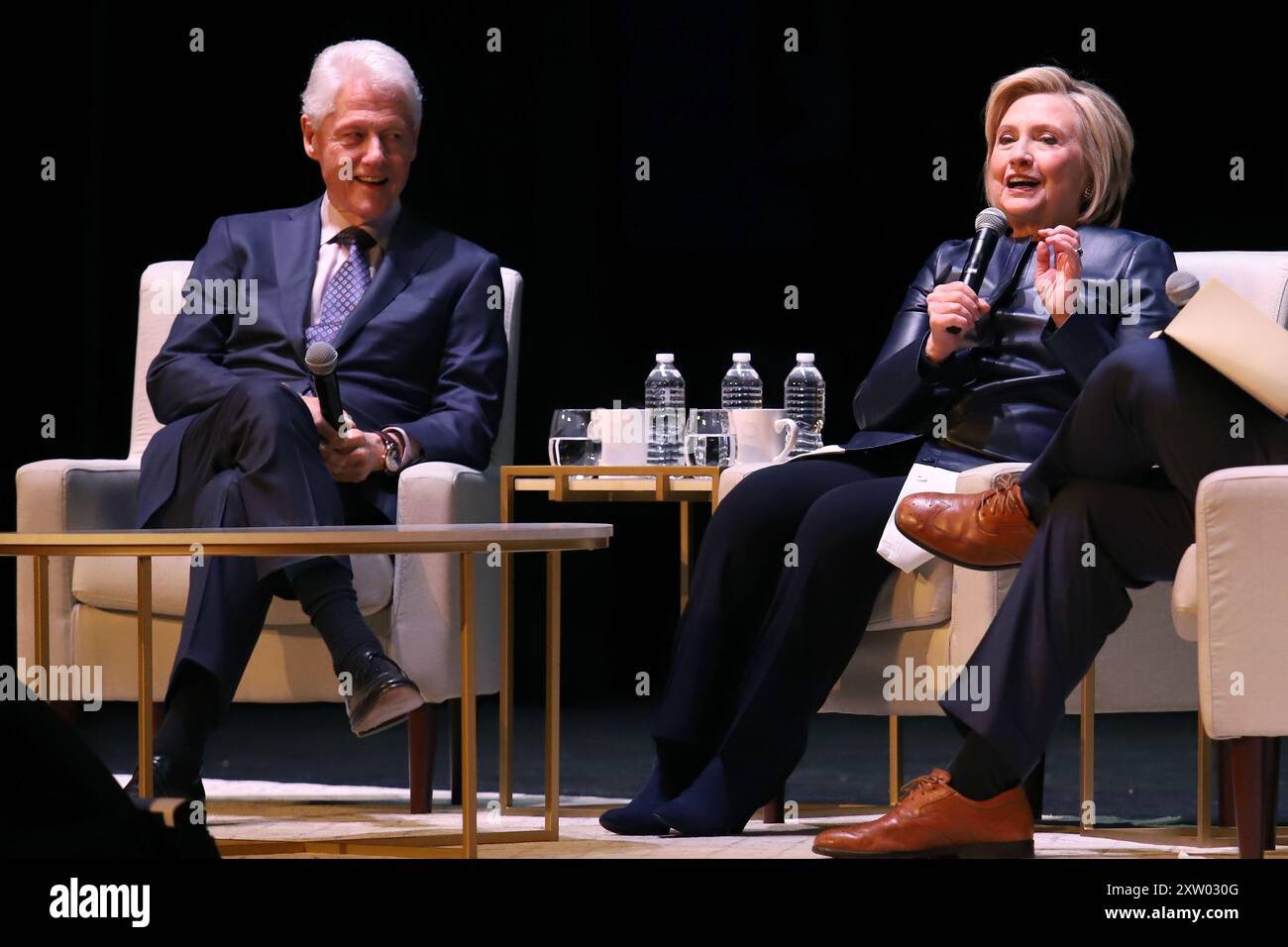 Bill Clinton e Hillary Clinton appaiono sul palco durante "An Evening with the Clintons" al Beacon Theatre di New York. Foto Stock