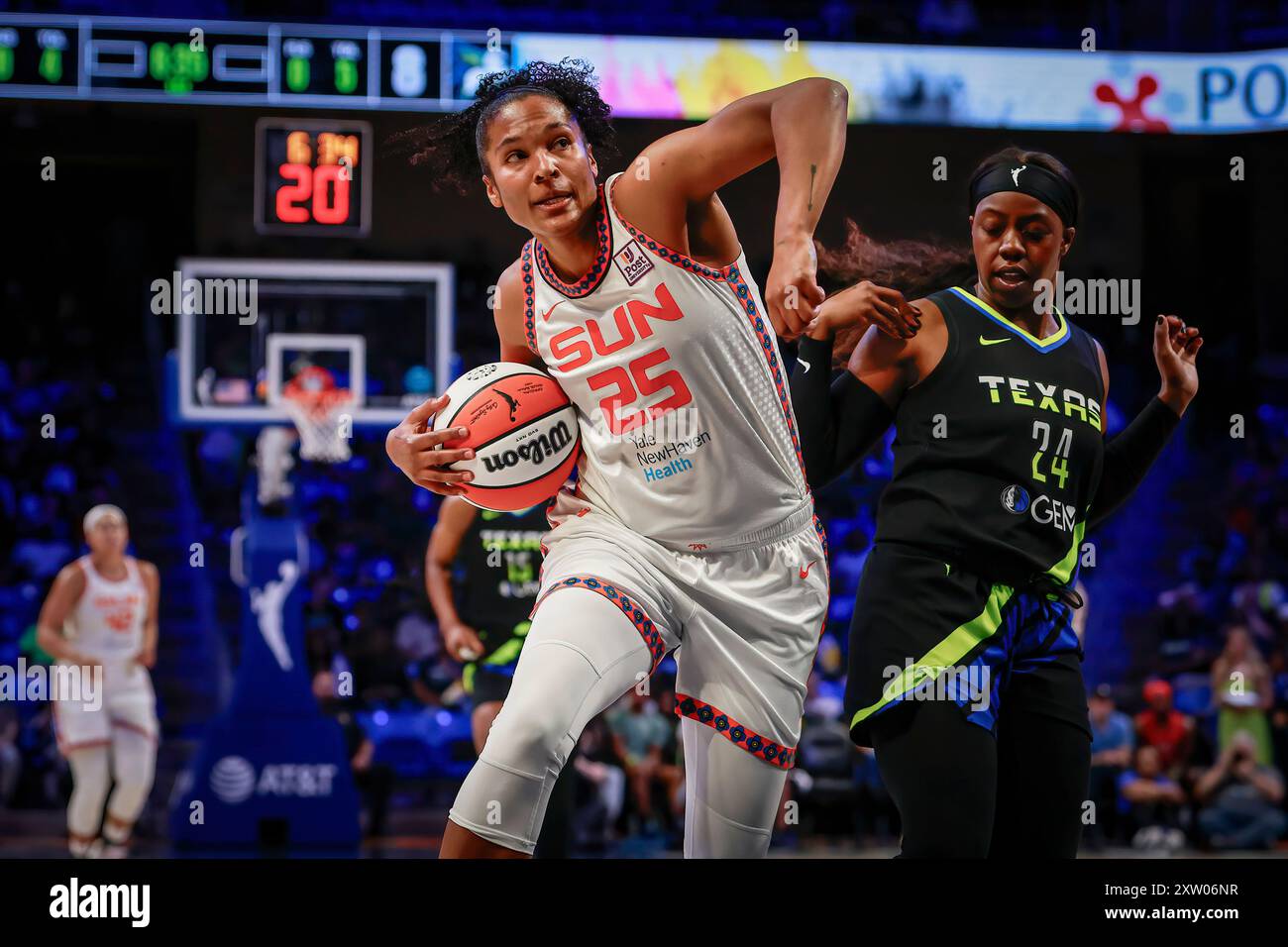 Arlington, Texas, Stati Uniti. 16 agosto 2024. L'attaccante del Connecticut Sun ALYSSA THOMAS (25) viene sporcata dalla guardia dei Dallas Wings ARIKE OGUNBOWALE (24) mentre si sposta verso il basket durante una partita WNBA tra il Connecticut Sun e i Dallas Wings al College Park Center. Il Sun ha vinto 109-91. (Immagine di credito: © Mark Fann/ZUMA Press Wire) SOLO PER USO EDITORIALE! Non per USO commerciale! Crediti: ZUMA Press, Inc./Alamy Live News Foto Stock