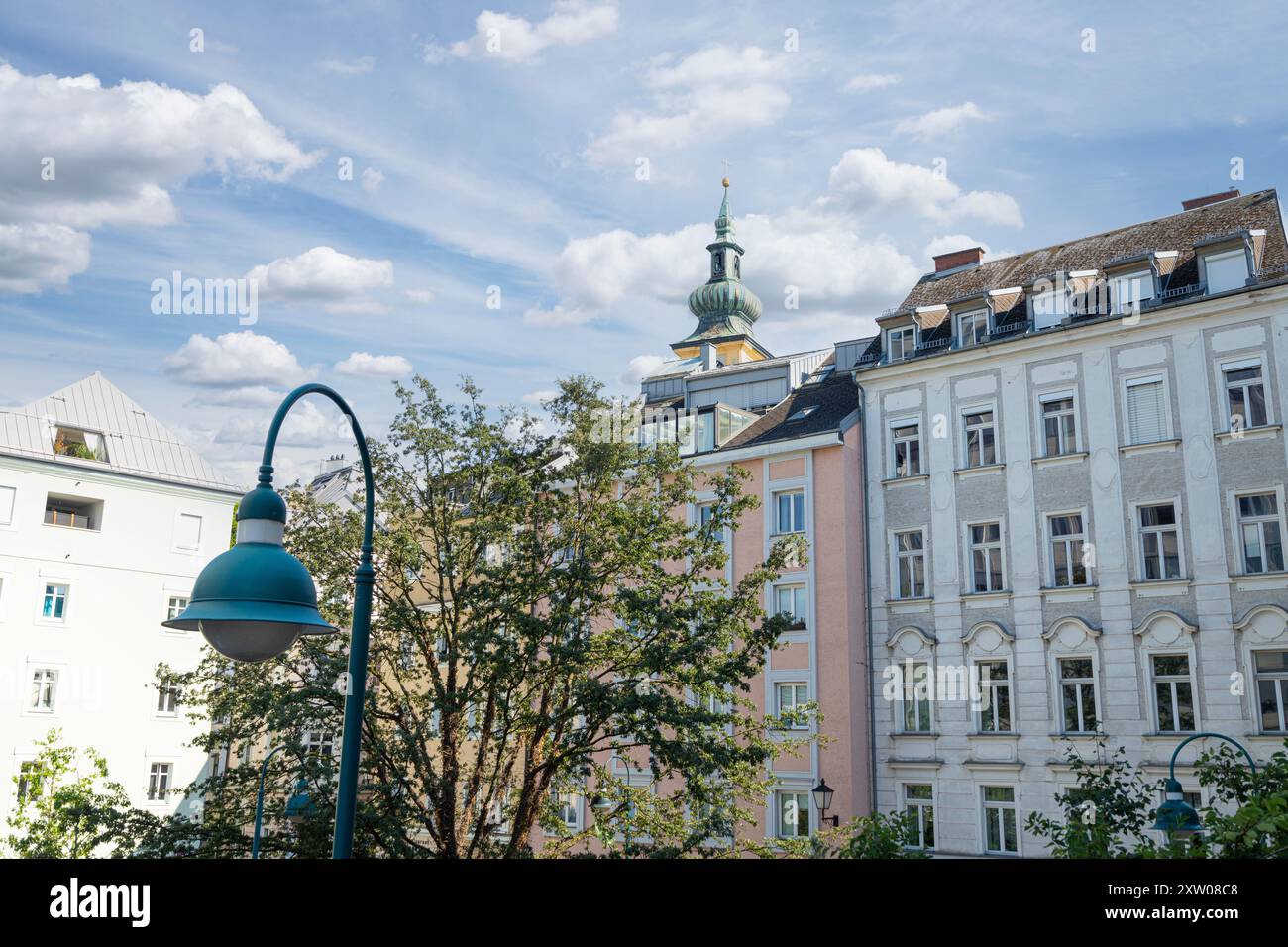 Linz, Austria. 12 agosto 2024. gli antichi edifici nel centro storico della città Foto Stock