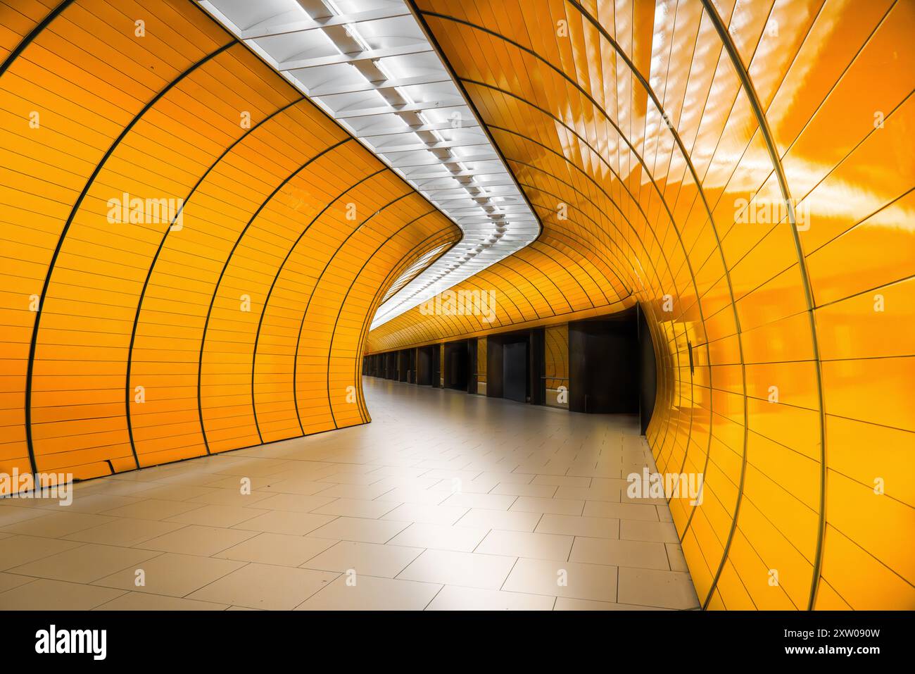 Tunnel sotterraneo. Trasferimento in città. Colore arancione. Linea di trasporto pubblico. Foto Stock