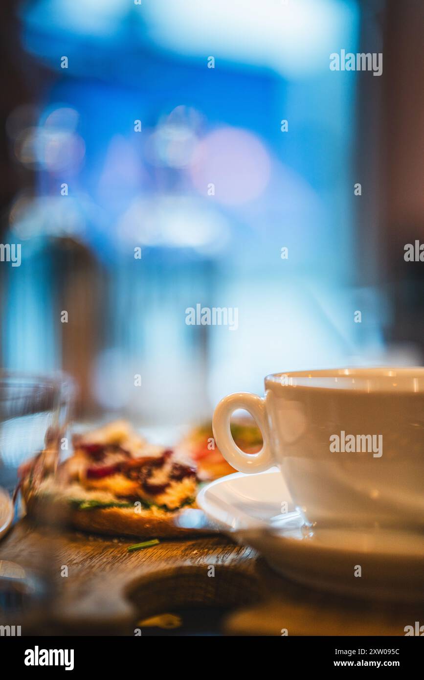 Caffè del ristorante, tavolo del ristorante, sandwich. Verticale Foto Stock