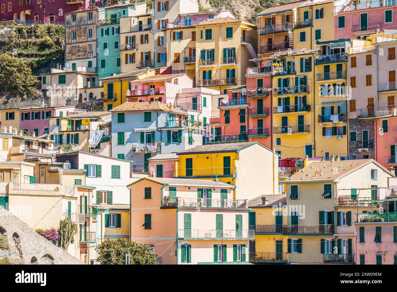 Case colorate sulla roccia. Antica architettura mediterranea. Foto Stock