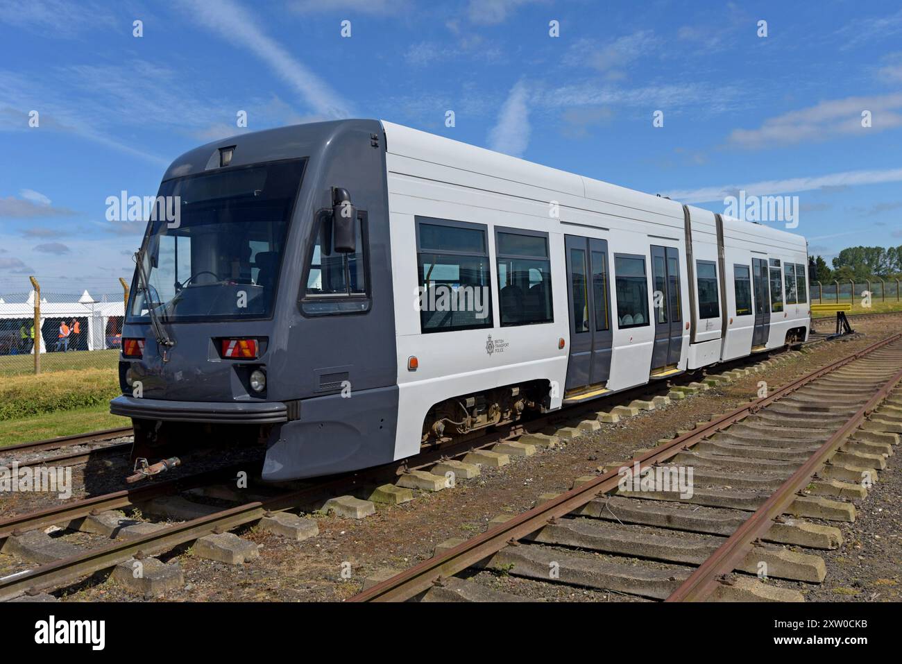 Ex Midland Metro T69 tram ora in livrea della British Transport Police utilizzato per la dimostrazione e l'addestramento per esercitazioni di imbarco dei tram della polizia, Long Marston Foto Stock