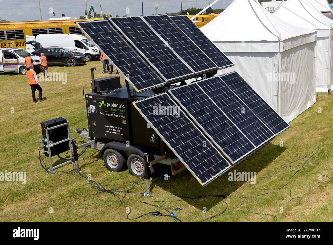 Un generatore portatile ibrido dotato di pannelli solari alla fiera Rail Live di giugno 2024 Foto Stock