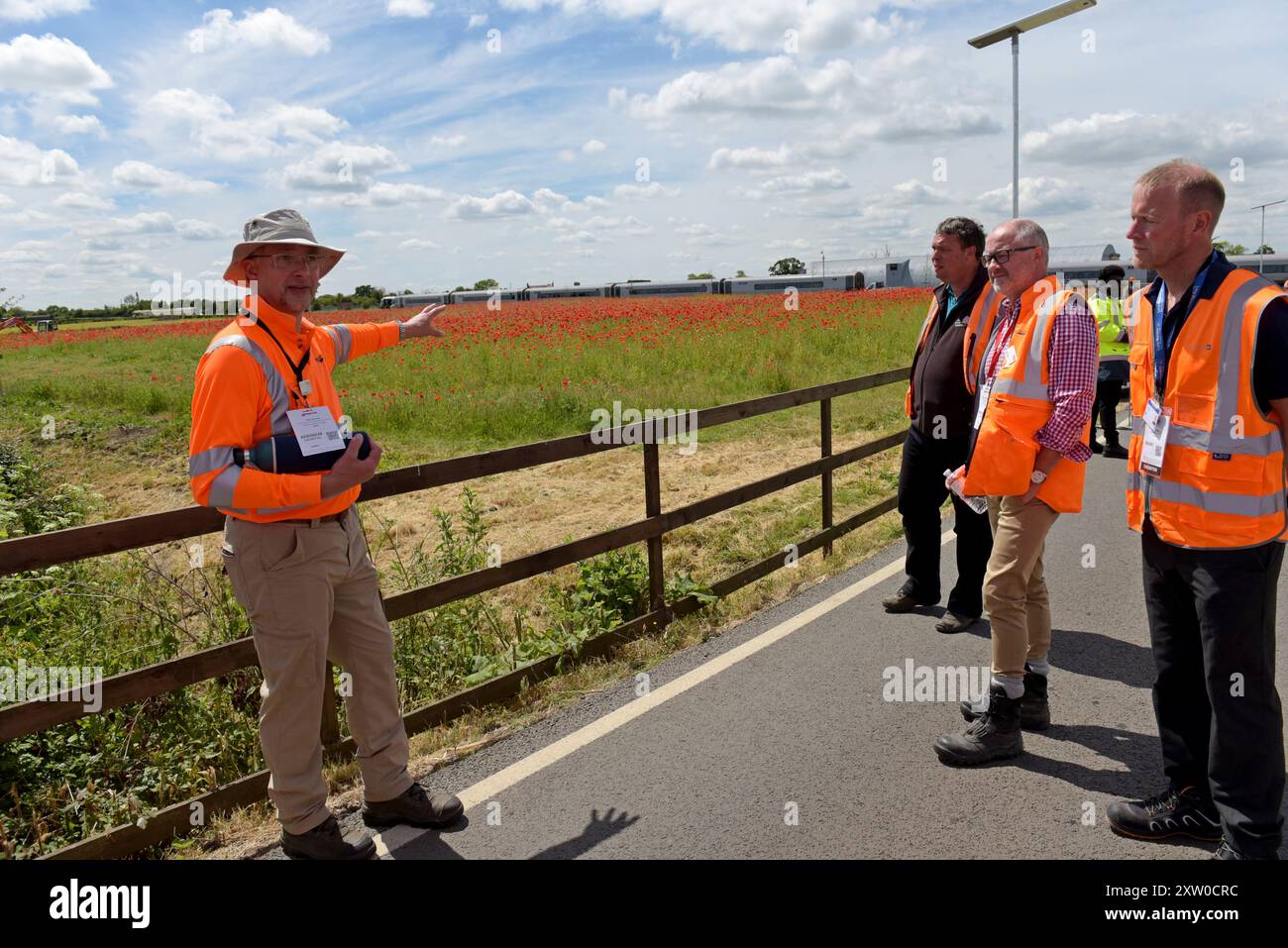 Neil strong, responsabile della biodiversità, Network Rail mostra Andrew Haines, Chief Executive Network Rail, i progetti che si stanno rianimando nel deposito di Long Marston giugno 2024 Foto Stock