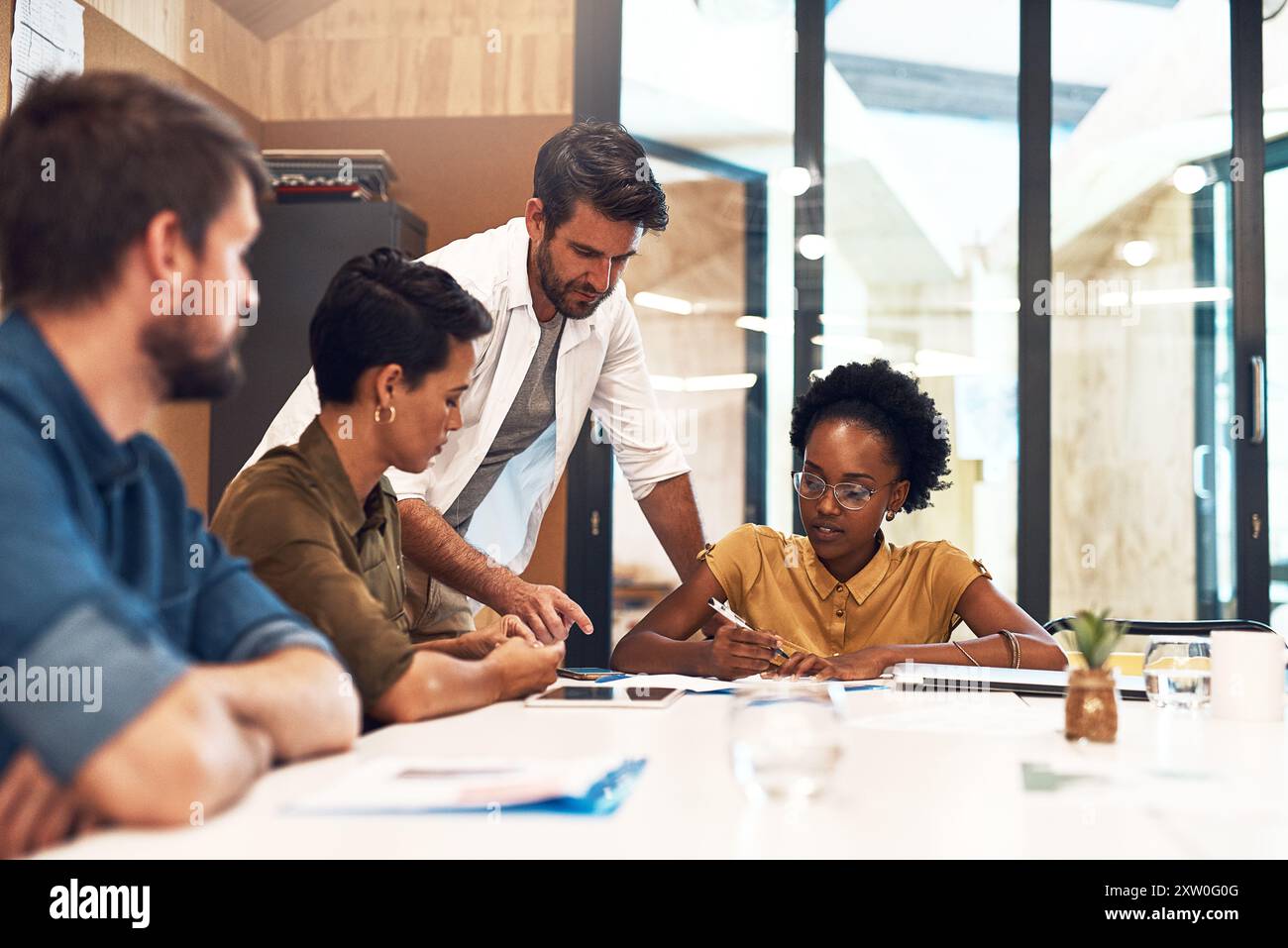 Business, mentore e documento con il gruppo con discussione per la formazione di orientamento, l'onboarding e l'orientamento aziendale. Diversità interna, persone e risorse umane Foto Stock