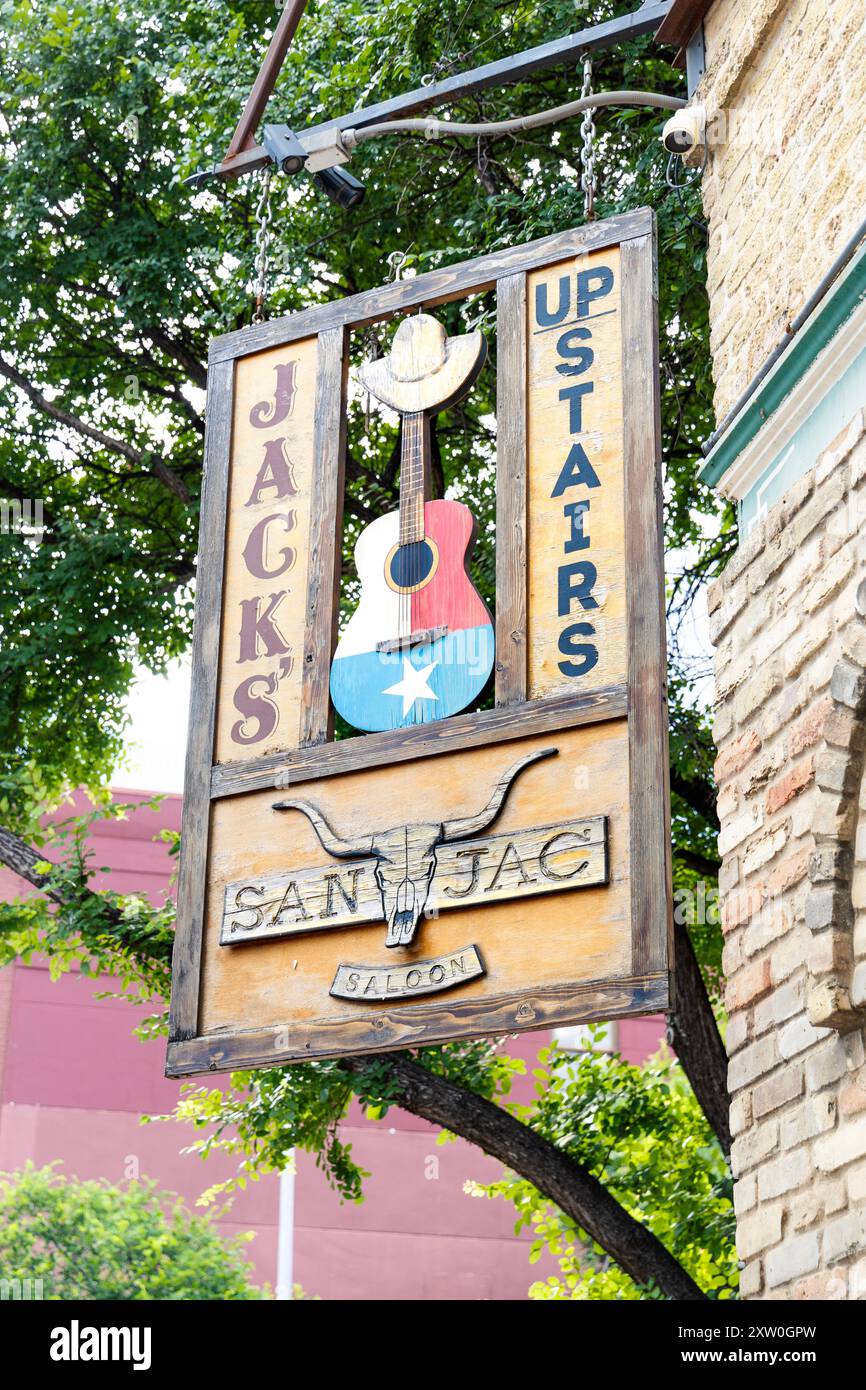 Segui le indicazioni per il San Jac Saloon, sede di musica country dal vivo sulla East 6th Street, nel centro di Austin, Texas, USA Foto Stock
