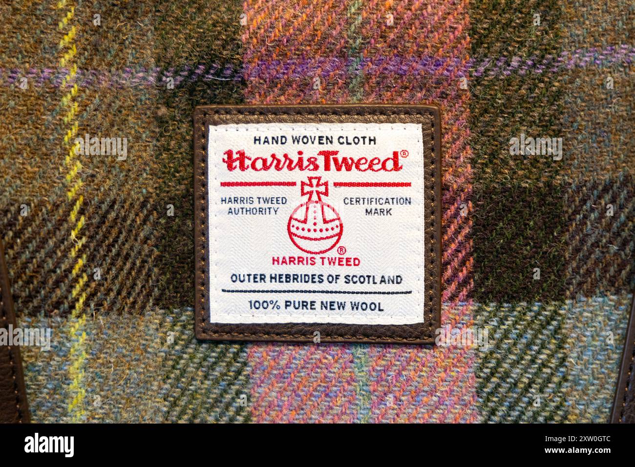 Harris tweed orb marchio di autenticità su una borsa con borsone, negozio di souvenir Chalmers of Fort William, Fort William, Scottish Highlands, Scozia, Regno Unito Foto Stock