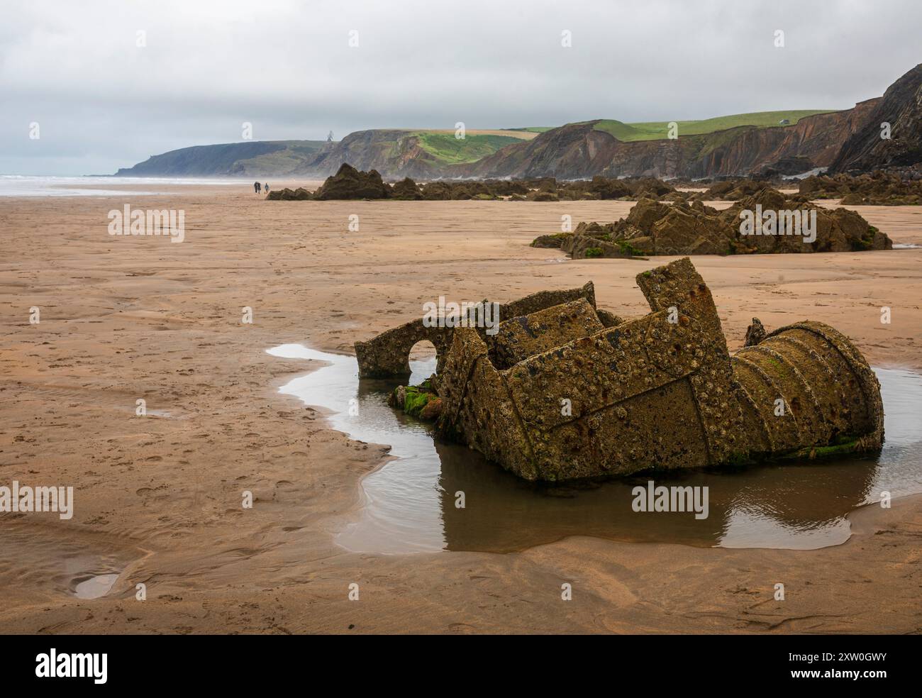 Bassa marea e naufragio alla spiaggia di Northcott Mouth, sulla costa settentrionale della Cornovaglia, nell'Inghilterra occidentale, Regno Unito Foto Stock