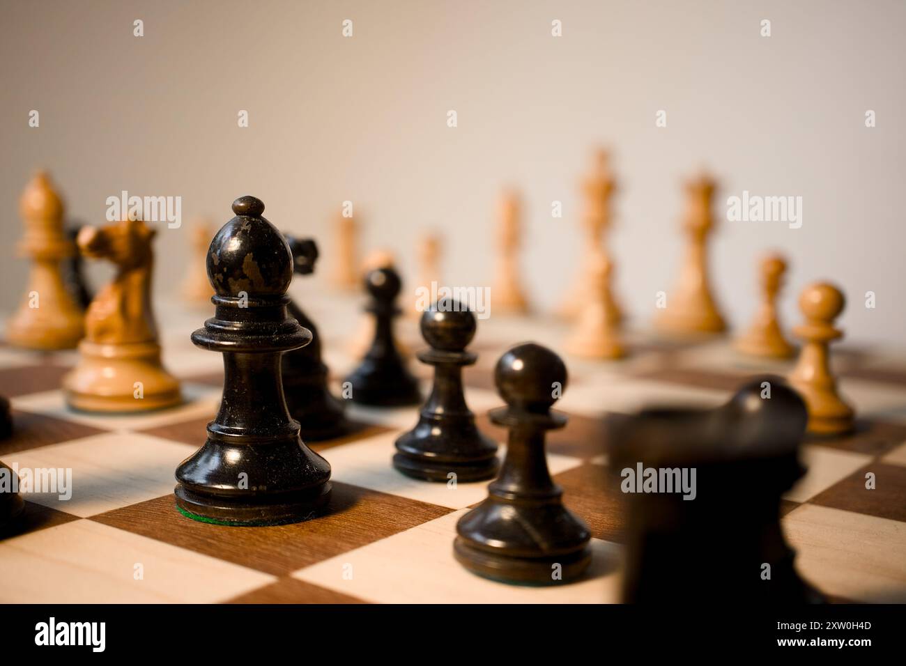 Set di scacchi in legno con pedine, vescovo, torre e cavaliere, pezzi in bianco e nero, politica Foto Stock