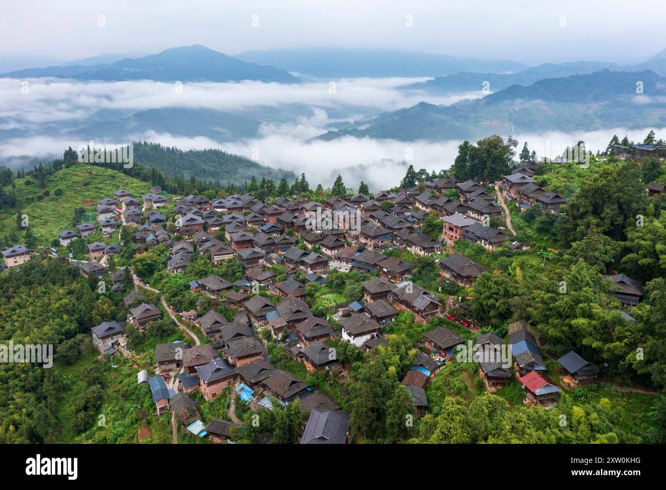 (240817) -- CONGJIANG, 17 agosto 2024 (Xinhua) -- una foto aerea scattata il 17 agosto 2024 mostra una vista del villaggio di Basha nella contea di Congjiang, nella prefettura autonoma di Qiandongnan Miao e Dong, nella provincia di Guizhou, nella Cina sud-occidentale. "Basha" significa un luogo con numerose vegetazioni nella lingua del gruppo etnico Miao. Basha Village è composto da cinque frazioni. Il villaggio di Miao dista circa sette chilometri dal capoluogo di contea di Congjiang. Presenta uno splendido paesaggio, edifici a palafitte unici e reliquie culturali ben conservate, tra cui antichi pozzi, foreste e granai. (Foto di Wu Dejun/Xin Foto Stock