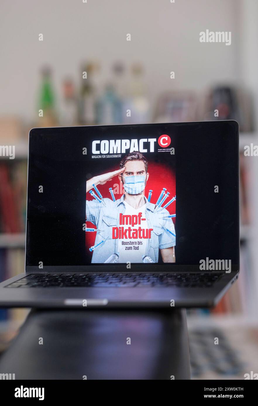 DAS zwischenzeitlich verbotene, rechtsextreme Magazin Compact, das von Jürgen Elsässer herausgegeben wird auf einem laptop. DAS Magazin vertritt antiamerikanische, homophobe, rassistische, nationalistische, verschwörungsideologische und islamfeindliche Positionen. *** La rivista di estrema destra Compact, che da allora è stata vietata ed è pubblicata da Jürgen Elsaesser. La rivista rappresenta posizioni anti-americane, omofobiche, razziste, nazionaliste, ideologiche della cospirazione e islamofobiche. Nordrhein-Westfalen Deutschland, Germania GMS11653 Foto Stock