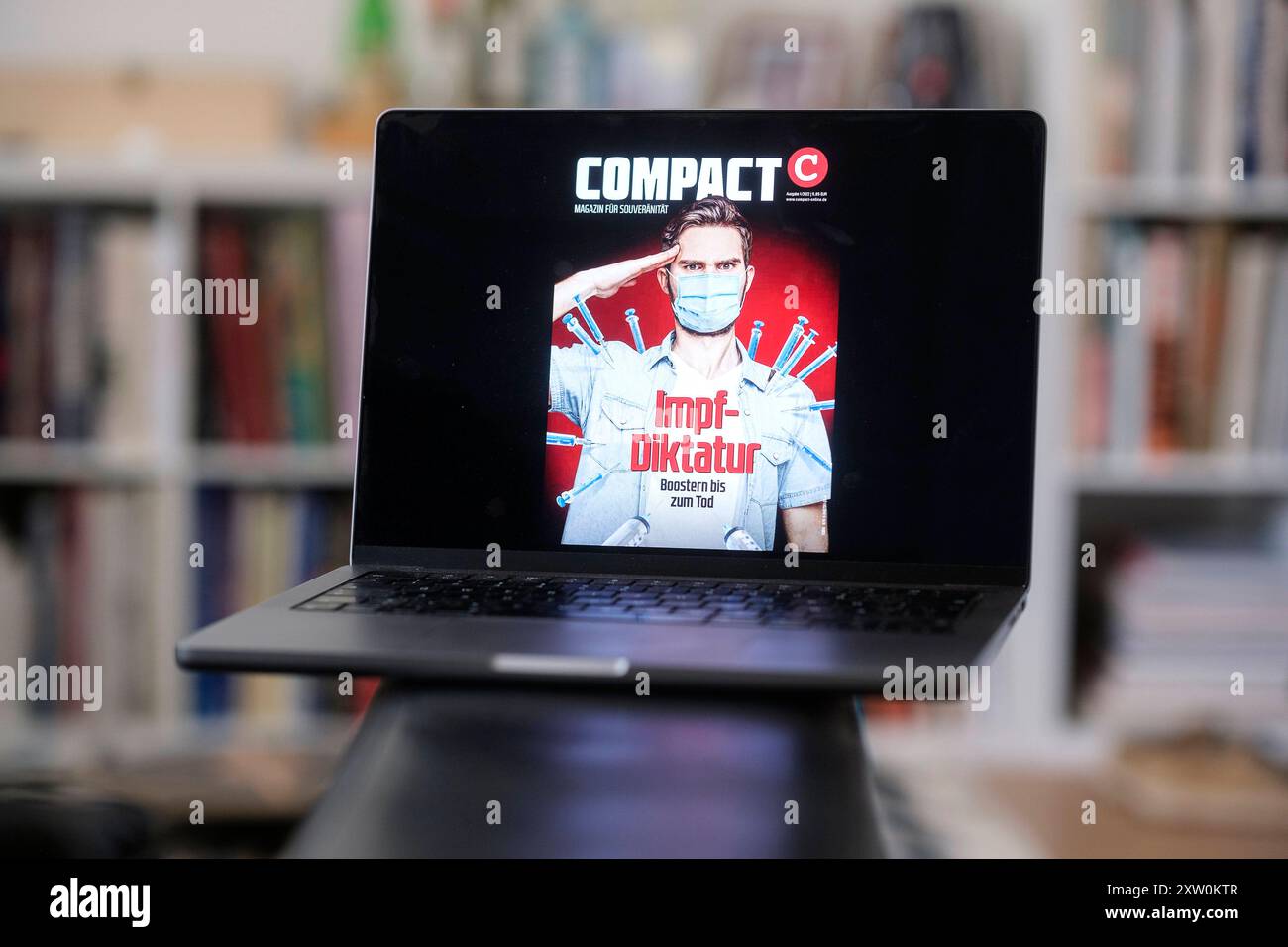 DAS zwischenzeitlich verbotene, rechtsextreme Magazin Compact, das von Jürgen Elsässer herausgegeben wird auf einem laptop. DAS Magazin vertritt antiamerikanische, homophobe, rassistische, nationalistische, verschwörungsideologische und islamfeindliche Positionen. *** La rivista di estrema destra Compact, che da allora è stata vietata ed è pubblicata da Jürgen Elsaesser. La rivista rappresenta posizioni anti-americane, omofobiche, razziste, nazionaliste, ideologiche della cospirazione e islamofobiche. Nordrhein-Westfalen Deutschland, Germania GMS11652 Foto Stock