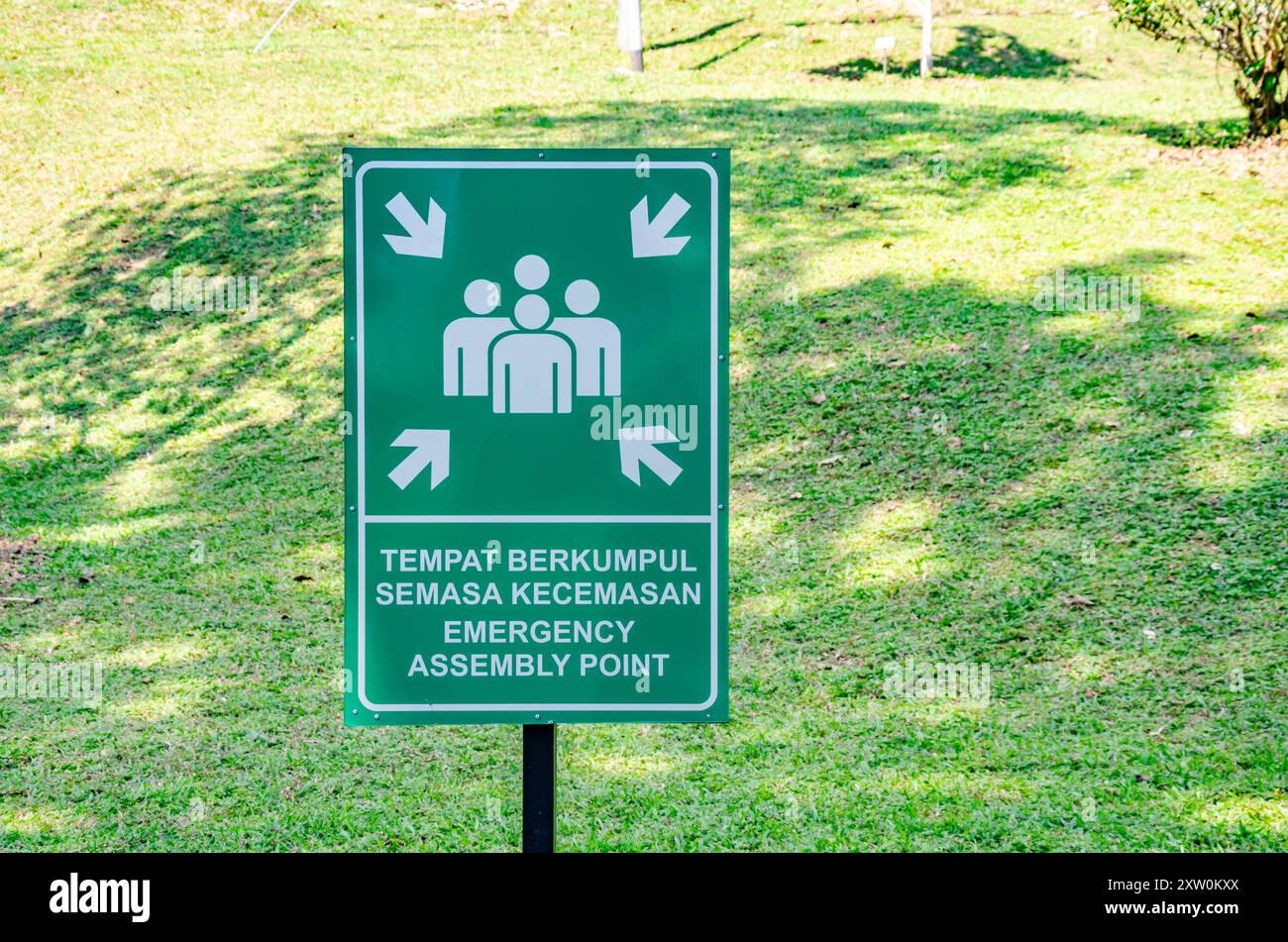 Un cartello che denota un punto di riunione di emergenza nei Giardini Botanici di Penang a Penang, Malesia Foto Stock