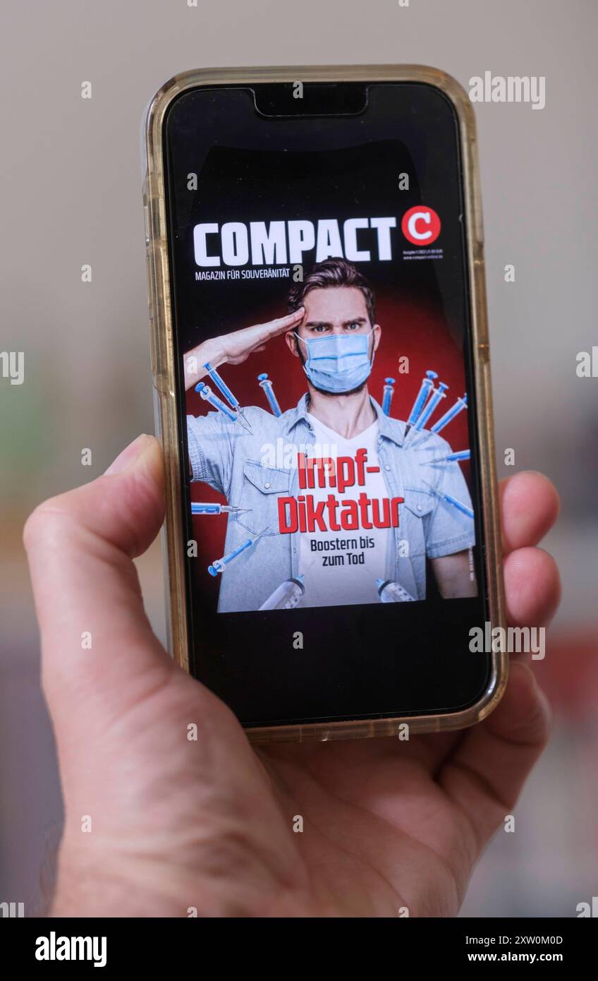 DAS zwischenzeitlich verbotene, rechtsextreme Magazin Compact, das von Jürgen Elsässer herausgegeben wird auf einem Handy. DAS Magazin vertritt antiamerikanische, homophobe, rassistische, nationalistische, verschwörungsideologische und islamfeindliche Positionen. *** La rivista di estrema destra Compact, che da allora è stata vietata ed è pubblicata da Jürgen Elsaesser. La rivista rappresenta posizioni anti-americane, omofobiche, razziste, nazionaliste, ideologiche della cospirazione e islamofobiche. Nordrhein-Westfalen Deutschland, Germania GMS11655 Foto Stock
