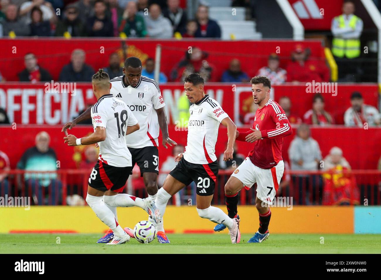 Il centrocampista del Fulham Sasa Lukic (20) combatte con il centrocampista del Manchester United Mason Mount (7) durante la partita Manchester United FC vs Fulham FC English Premier League all'Old Trafford, Manchester, Inghilterra, Regno Unito il 16 agosto 2024 Credit: Every Second Media/Alamy Live News Foto Stock