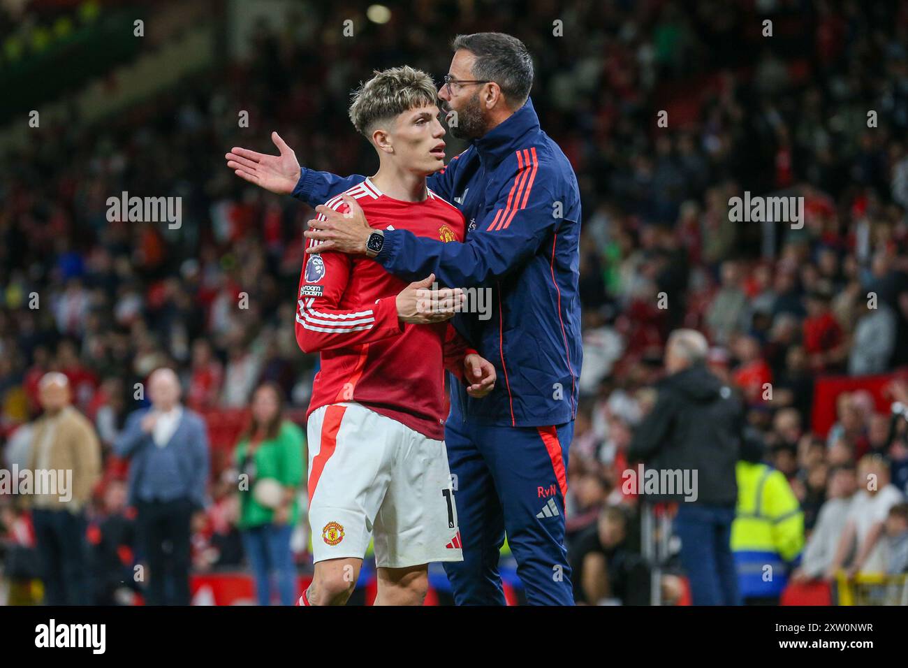 L'assistente manager del Manchester United Ruud van Nistelrooy consola l'attaccante del Manchester United Alejandro Garnacho (17) durante la partita Manchester United FC vs Fulham FC English Premier League all'Old Trafford, Manchester, Inghilterra, Regno Unito il 16 agosto 2024 Credit: Every Second Media/Alamy Live News Foto Stock