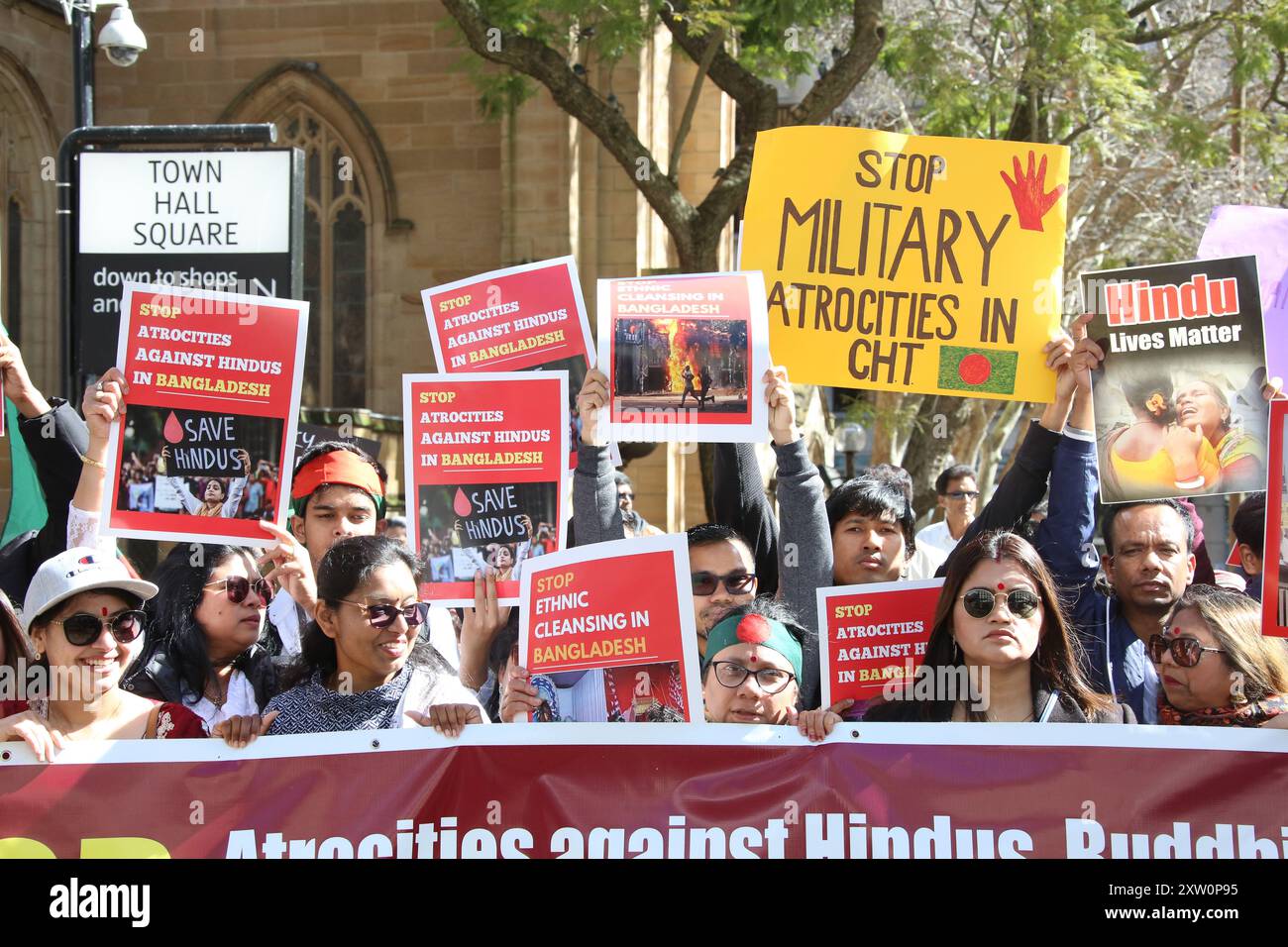 Sydney, Australia. 17 agosto 2024. La Federazione australiana per le minoranze etniche e religiose in Bangladesh (AFERMB) protesta su George Street, accanto al municipio di Sydney per fermare le atrocità contro indù, buddisti e cristiani in Bangladesh. Crediti: Richard Milnes/Alamy Live News Foto Stock