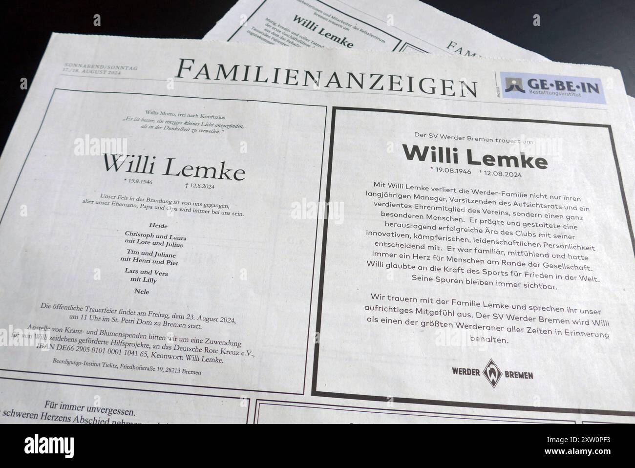 Nach dem plötzlichen Tod von Ex-Werder-Manager Willi Lemke eigentlich: Wilfried Lemke veröffentlichte der Weser-Kurier am Samstag, 17. 2024 agosto, mehr als zwei Druckseiten mit Todesanzeigen der Familie, von Freunden und von diversen Institutionen. DAS Kind einer Stettiner Flüchtlingsfamilie wurde 1946 in Pönitz Ostholstein geboren, studierte in Hamburg Sport auf Lehramt, arbeitete ab 1974 als SPD-Landesgeschäftsführer in Brema, ab 1981 als Manager des Fußballbundesligisten Werder Bremen, ab 1999 als Bildungssenator, ab 2007 als Innensenator und von 2008 bis 2016 als Sonderberater des un-Gen Foto Stock