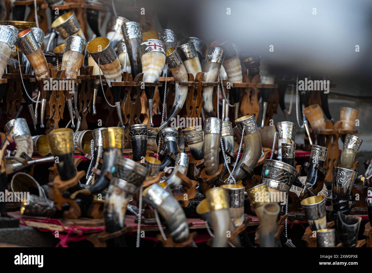 Il mercato artigianale presenta corni bebè splendidamente lavorati in vari design. Tbilisi, Georgia Foto Stock