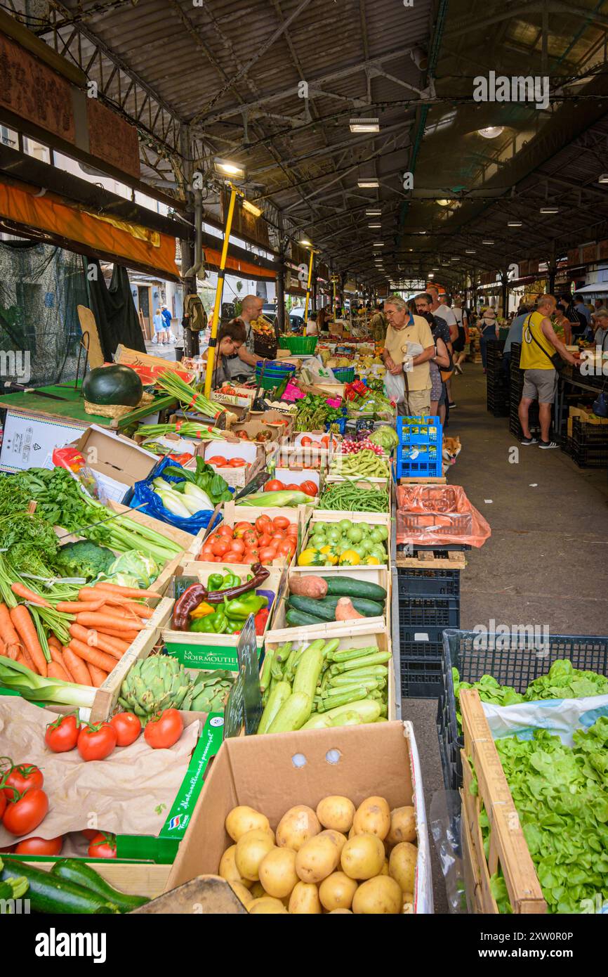 Verdure in vendita nel mercato provenzale, Cours Massena, Antibes, Provence-Alpes-Côte d'Azur, Francia Foto Stock