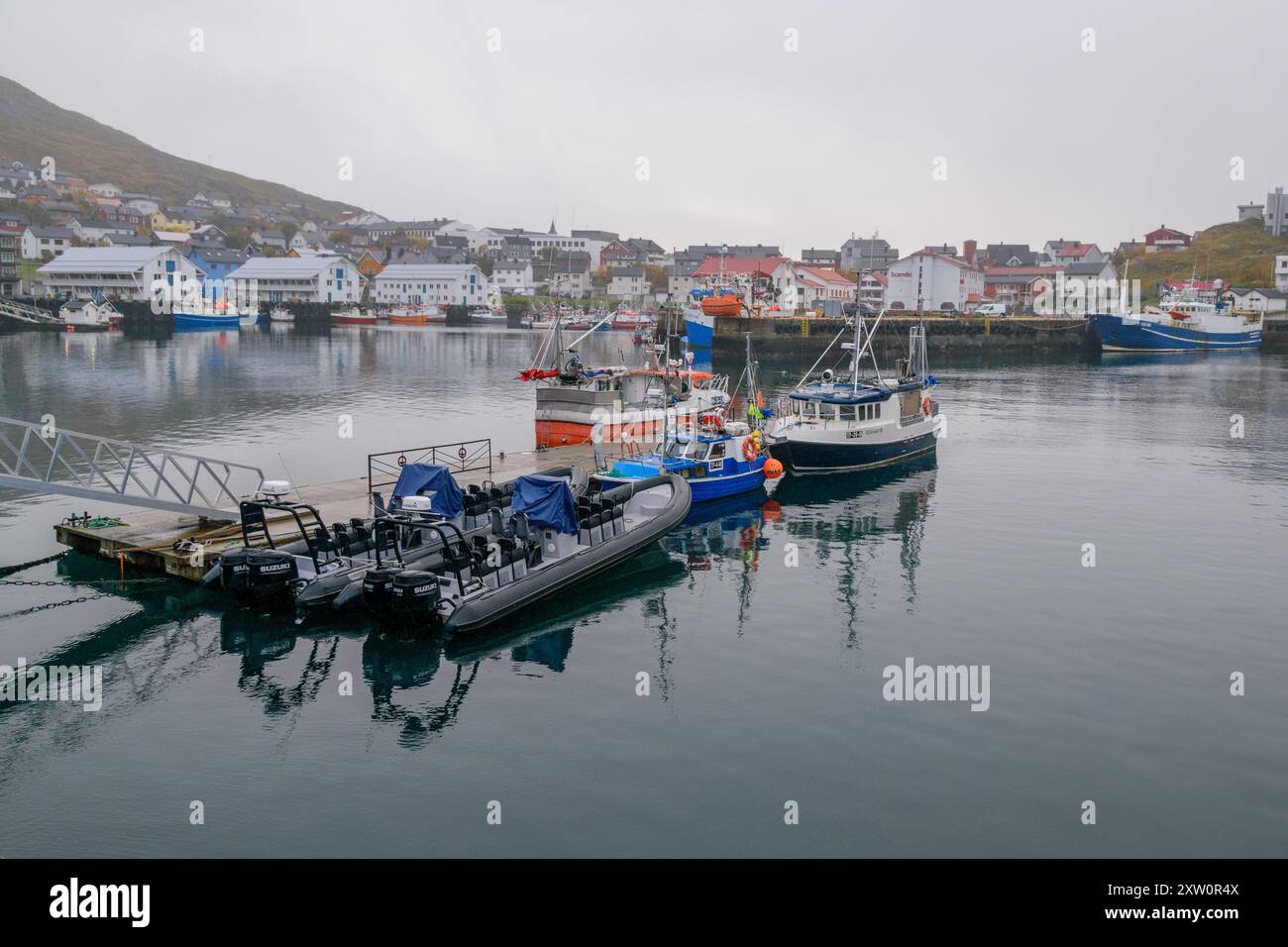 Vista invernale delle barche nel porto di Honningsvåg in Norvegia Foto Stock