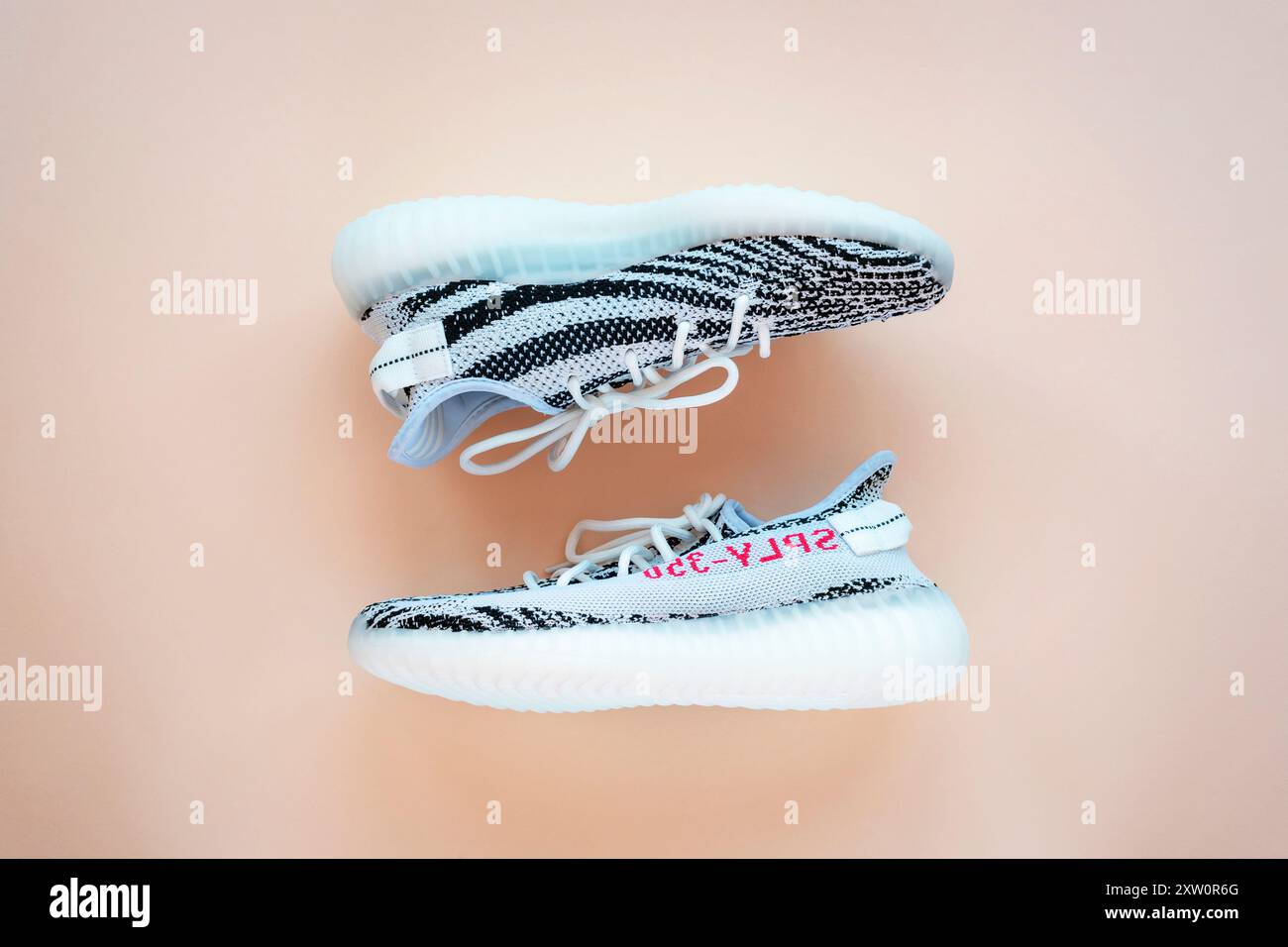 Zagabria Croazia - 13 agosto 2024: Kanye West New Adidas YEEZY BOOST 350 V2 'zebra' Woman's 2020 su sfondo beige. Foto Stock