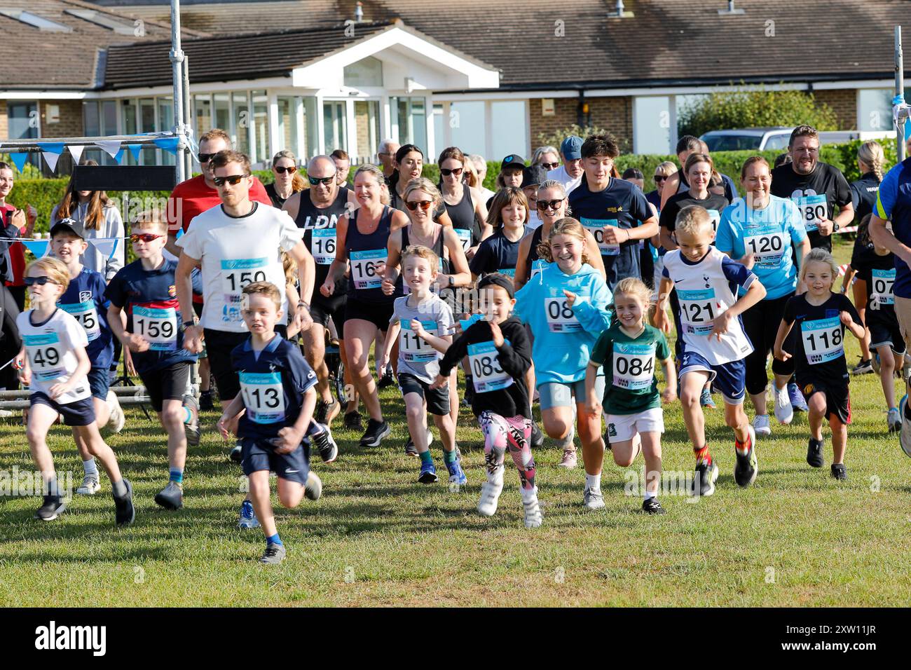 Charterhouse Club, Charterhouse School, Godalming. 17 agosto 2024. Charlie's Games ha preso il via questa mattina con una gara di 2.5k e 5K in un bel sole mattutino. Charlie's Games è un evento di raccolta fondi gestito dall'associazione benefica Charlie's Promise a Godalming nel Surrey. La promessa di Charlie è stata fatta in memoria di Charlie Cosser che è stato pugnalato fatalmente ad una festa a Warnham, nel West Sussex, nel luglio 2024. L'obiettivo principale dell'organizzazione è quello di educare i giovani nel Regno Unito sui pericoli del crimine con coltello dopo la tragica scomparsa di Charlie. Crediti: james jagger/Alamy Live News Foto Stock