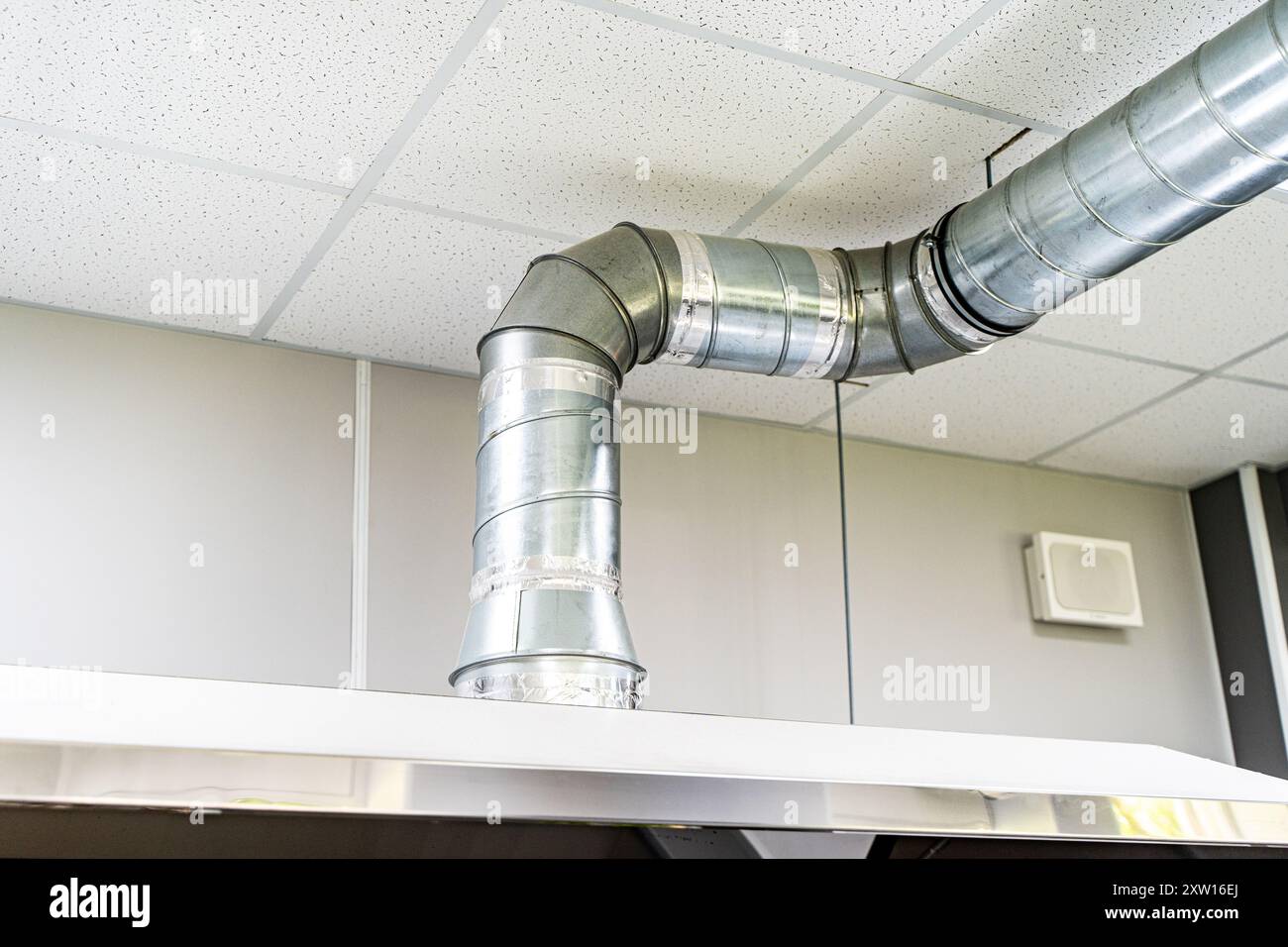 Sistema di ventilazione del ristorante. Tubi galvanizzati con calotte. Condotti di ventilazione sotto il soffitto. Purificazione dell'aria in pasticceria. Ventilazione di circa Foto Stock