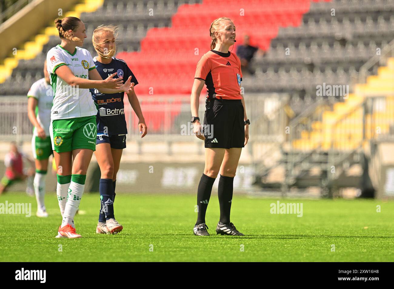 Vallingby, Svezia, 17 agosto 2024: Arbitro Sofie Borck Janeheim durante la partita nella Lega svedese OBOS Damallsvenskan il 17 agosto 2024 tra Hammarby IF e Linkoping FC al Grimsta IP di Vallingby (Stoccolma), Svezia (Peter Sonander/SPP) credito: SPP Sport Press Photo. /Alamy Live News Foto Stock