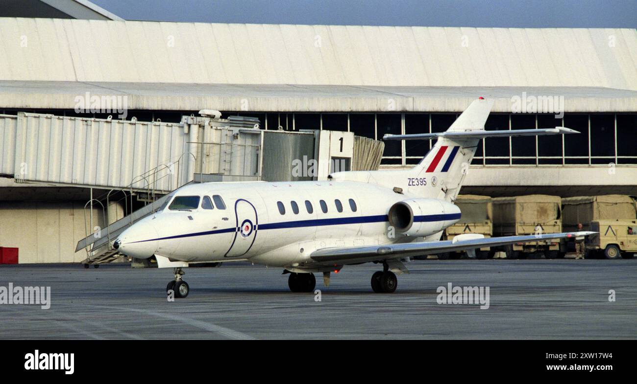 Prima guerra del Golfo: 6 marzo 1991 Un Royal Air Force Hawker Siddeley HS-125 CC3/British Aerospace 125 del 32 (il Royal) Squadron presso l'Aeroporto Internazionale del Kuwait. Foto Stock