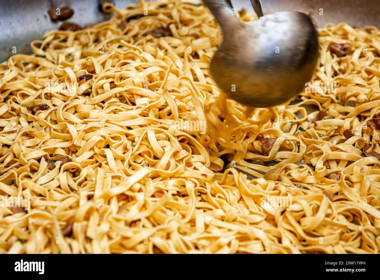 una deliziosa pentola di tagliatelle con funghi porcini e salsicce Foto Stock