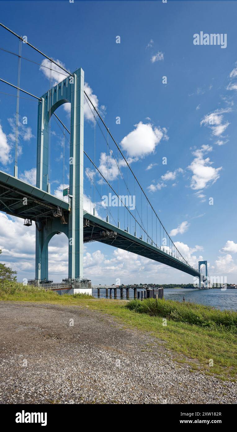 Il Bronx-Whitestone Bridge è un ponte sospeso dell'East River che collega Ferry Point/Throggs Neck nel Bronx con Whitestone, Queens, New York. Foto Stock