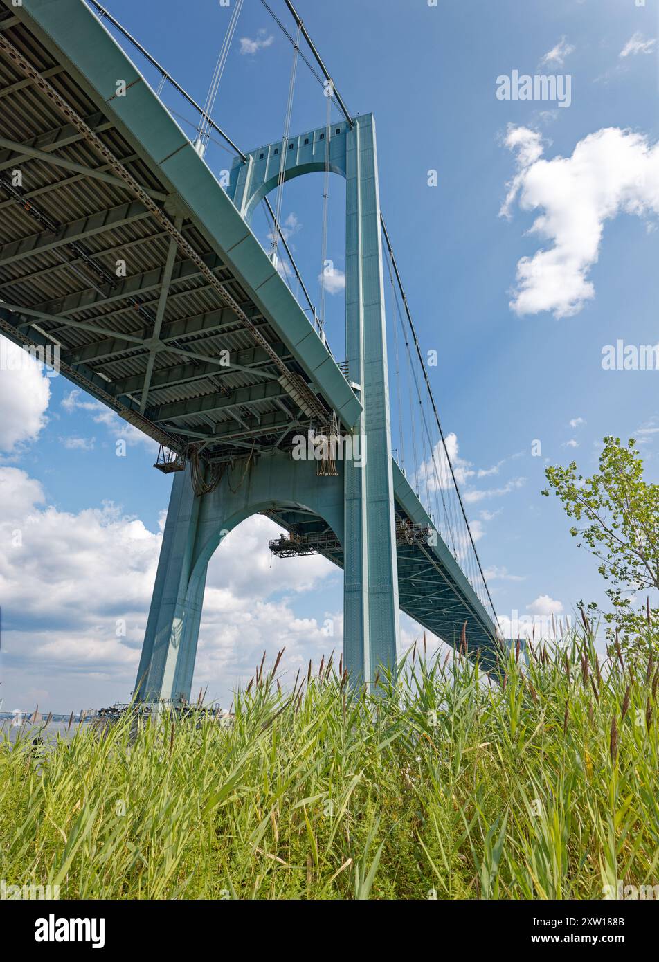 Il Bronx-Whitestone Bridge è un ponte sospeso dell'East River che collega Ferry Point/Throggs Neck nel Bronx con Whitestone, Queens, New York. Foto Stock