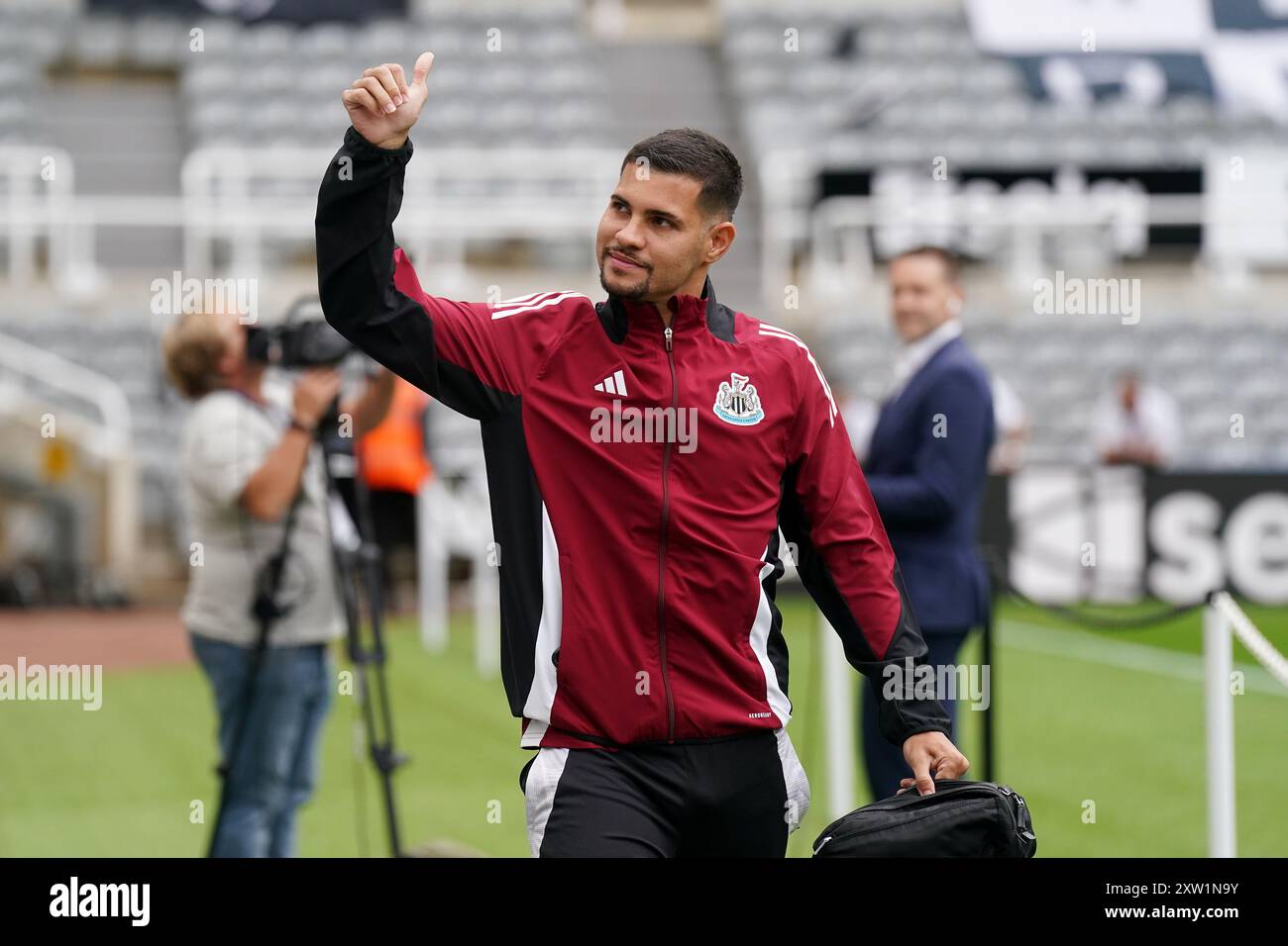 Bruno Guimaraes del Newcastle United arriva prima della partita di Premier League al St James' Park di Newcastle. Data foto: Sabato 17 agosto 2024. Foto Stock