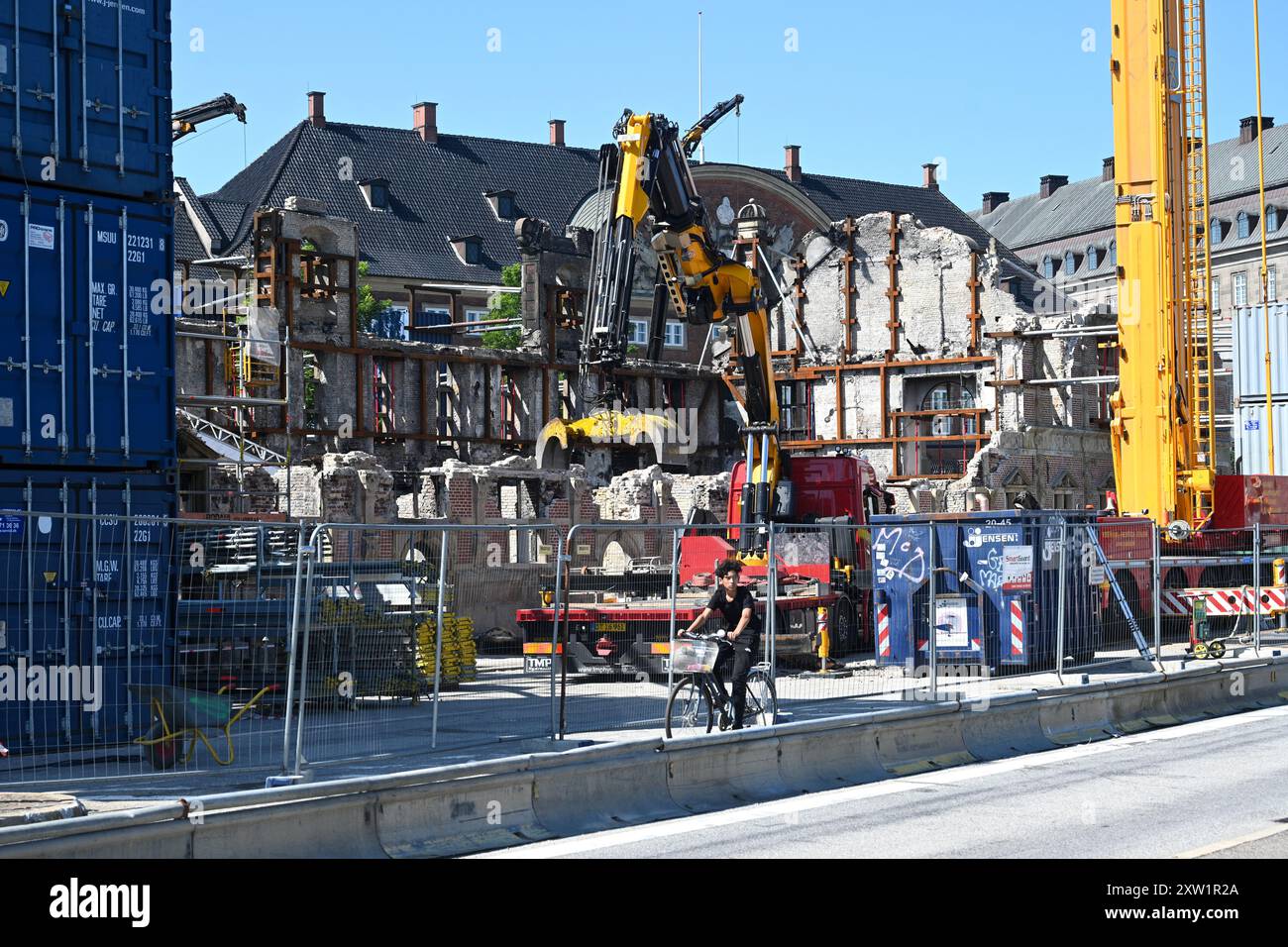 Copenaghen, Danimarca - 1 agosto 2024: Lavori di ristrutturazione della vecchia Borsen. Metà dell'edificio è stato distrutto durante l'incendio del 16 aprile Foto Stock