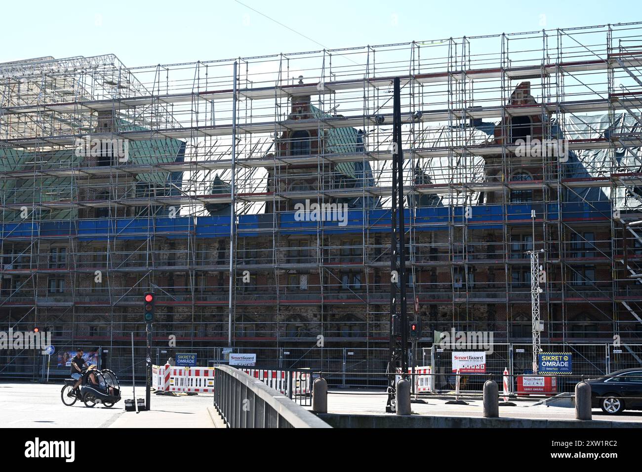 Copenaghen, Danimarca - 1 agosto 2024: Lavori di ristrutturazione della vecchia Borsen. Metà dell'edificio è stato distrutto durante l'incendio del 16 aprile Foto Stock