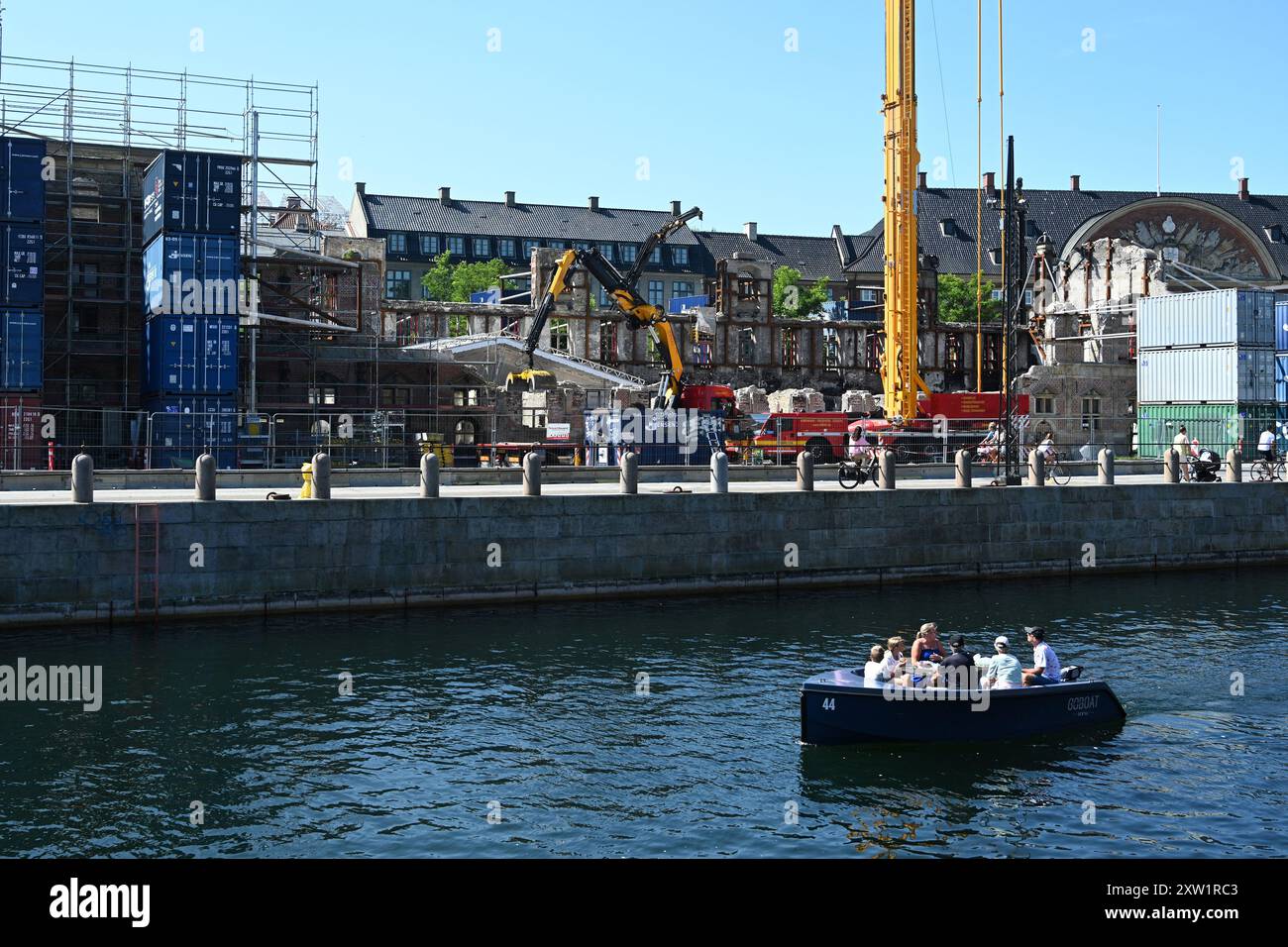 Copenaghen, Danimarca - 1 agosto 2024: Lavori di ristrutturazione della vecchia Borsen. Metà dell'edificio è stato distrutto durante l'incendio del 16 aprile Foto Stock
