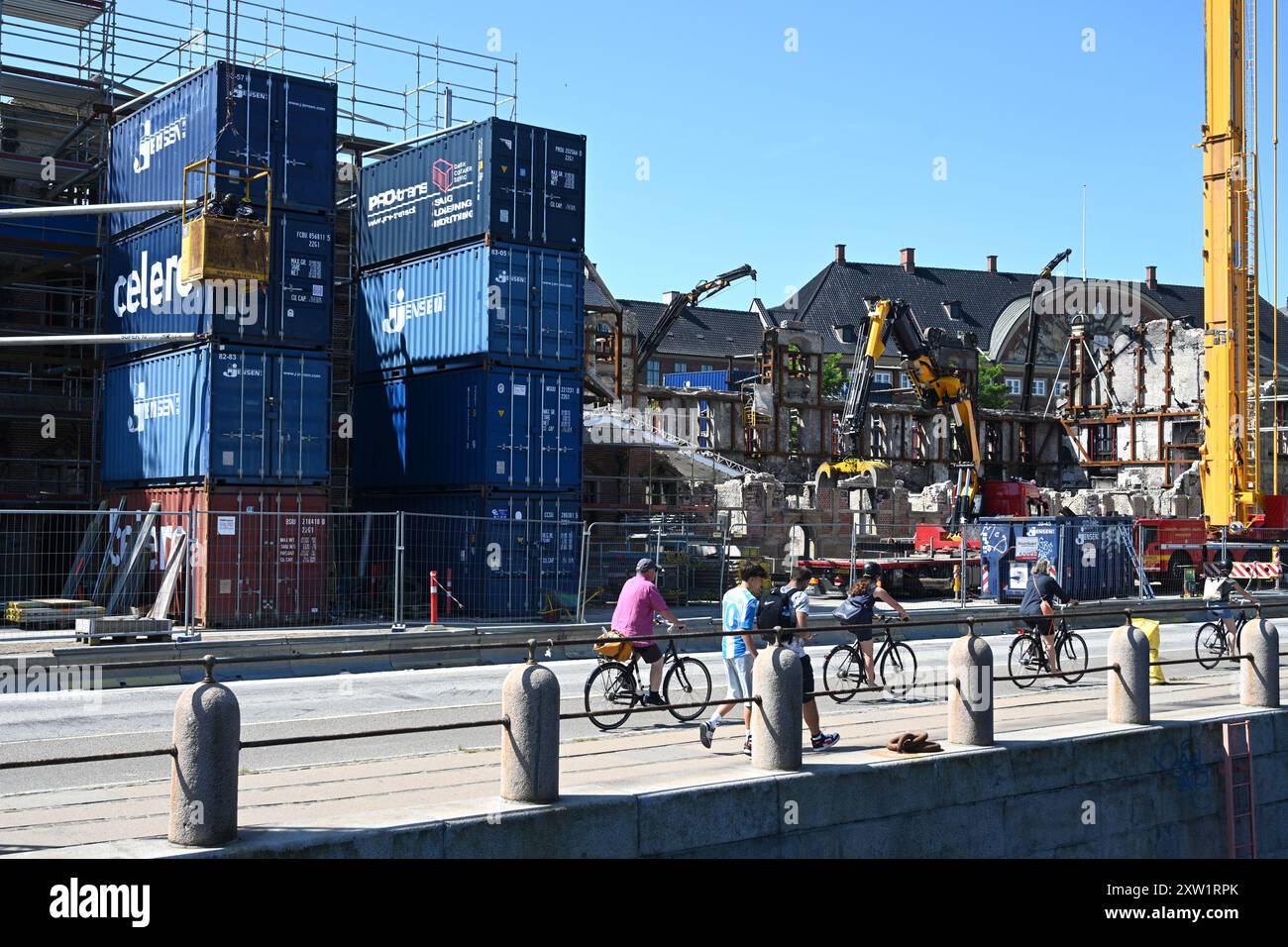 Copenaghen, Danimarca - 1 agosto 2024: Lavori di ristrutturazione della vecchia Borsen. Metà dell'edificio è stato distrutto durante l'incendio del 16 aprile Foto Stock