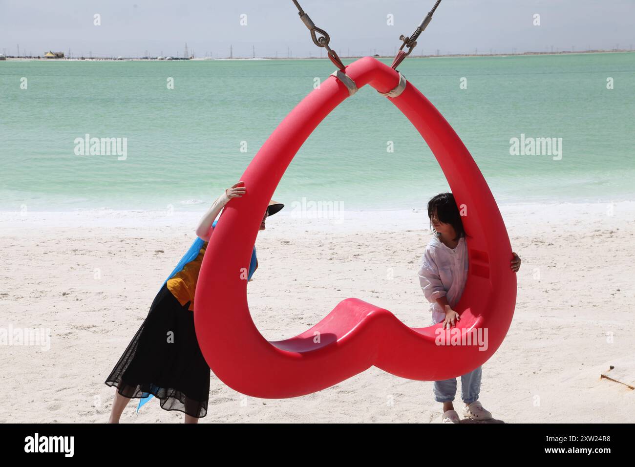 Haixi, Cina. 17 agosto 2024. I turisti visiteranno il lago salato di Qarhan a Haixi, provincia del Qinghai, Cina, il 5 agosto 2024. (Foto di Costfoto/NurPhoto) credito: NurPhoto SRL/Alamy Live News Foto Stock