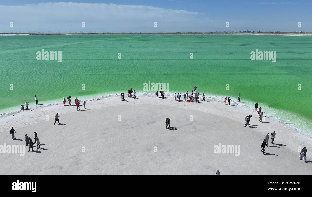 Haixi, Cina. 17 agosto 2024. I turisti visiteranno il lago salato di Qarhan a Haixi, provincia del Qinghai, Cina, il 5 agosto 2024. (Foto di Costfoto/NurPhoto) credito: NurPhoto SRL/Alamy Live News Foto Stock