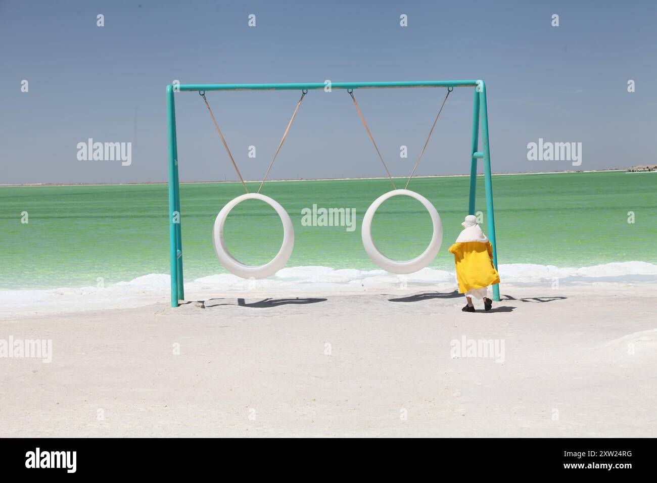 Haixi, Cina. 17 agosto 2024. I turisti visiteranno il lago salato di Qarhan a Haixi, provincia del Qinghai, Cina, il 5 agosto 2024. (Foto di Costfoto/NurPhoto) credito: NurPhoto SRL/Alamy Live News Foto Stock