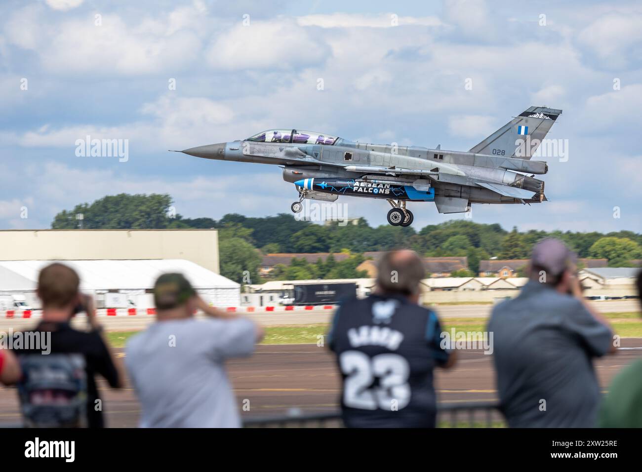 Hellenic Air Force - Lockheed Martin F-16D Fighting Falcon, arrivando alla RAF Fairford per prendere parte allo spettacolo statico al RIAT 2024. Foto Stock