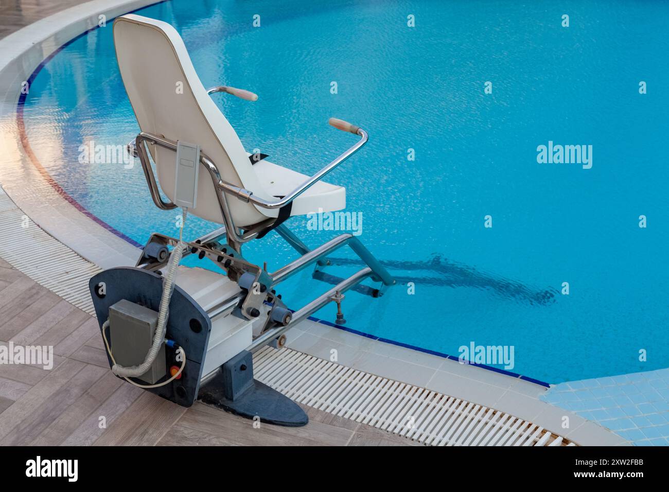 Ascensore per disabili nella piscina all'aperto. Foto Stock