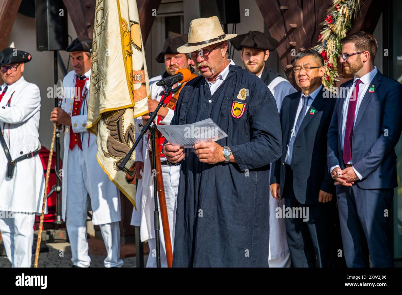 La mattina della corsa dei pastori, il momento culminante di un'intera settimana di festeggiamenti a Wildberg, nella Foresta Nera settentrionale, la bandiera della gilda e l'arca del pastore vengono consegnate ai pastori. Mpressions of the Schäferlauf 2024 a Wildberg, Baden-Württemberg, Germania Foto Stock