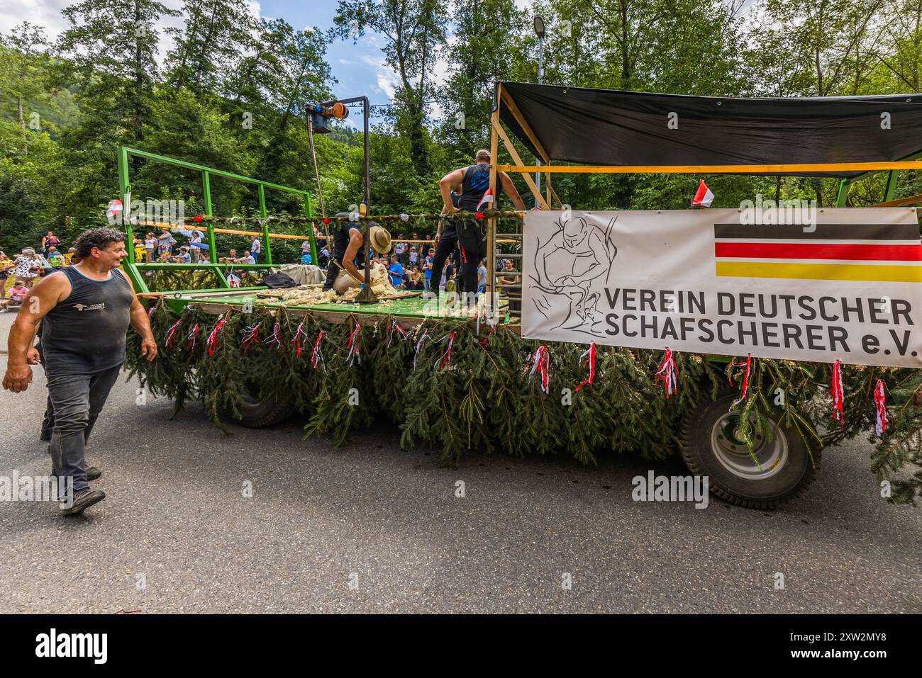 La German Shearers' Association dimostra la sua abilità durante la processione alla Shepherd's Run 2024 a Wildberg, Baden-Württemberg, Germania Foto Stock