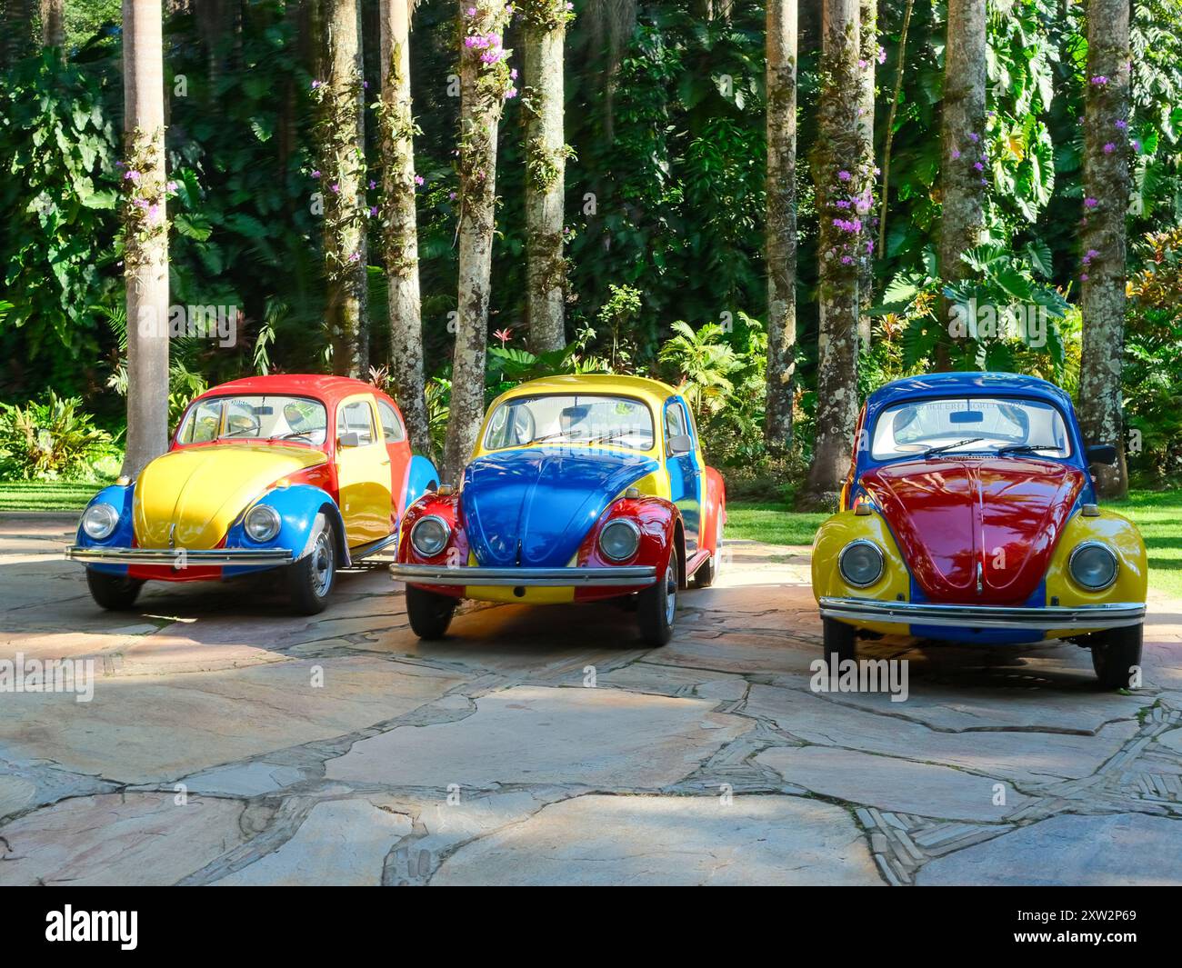 BRUMADINHO, BRASILE - 4 maggio 2024: Auto colorate di troca-troca di Jarbas Lopes al Museo pubblico di Arte Contemporanea di Inhotim - Brumadinho, Minas Gerais, BR Foto Stock